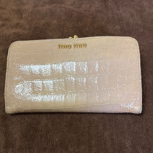 Miu Miu Beige Croc-Embossed Wallet - Picture 1 of 8
